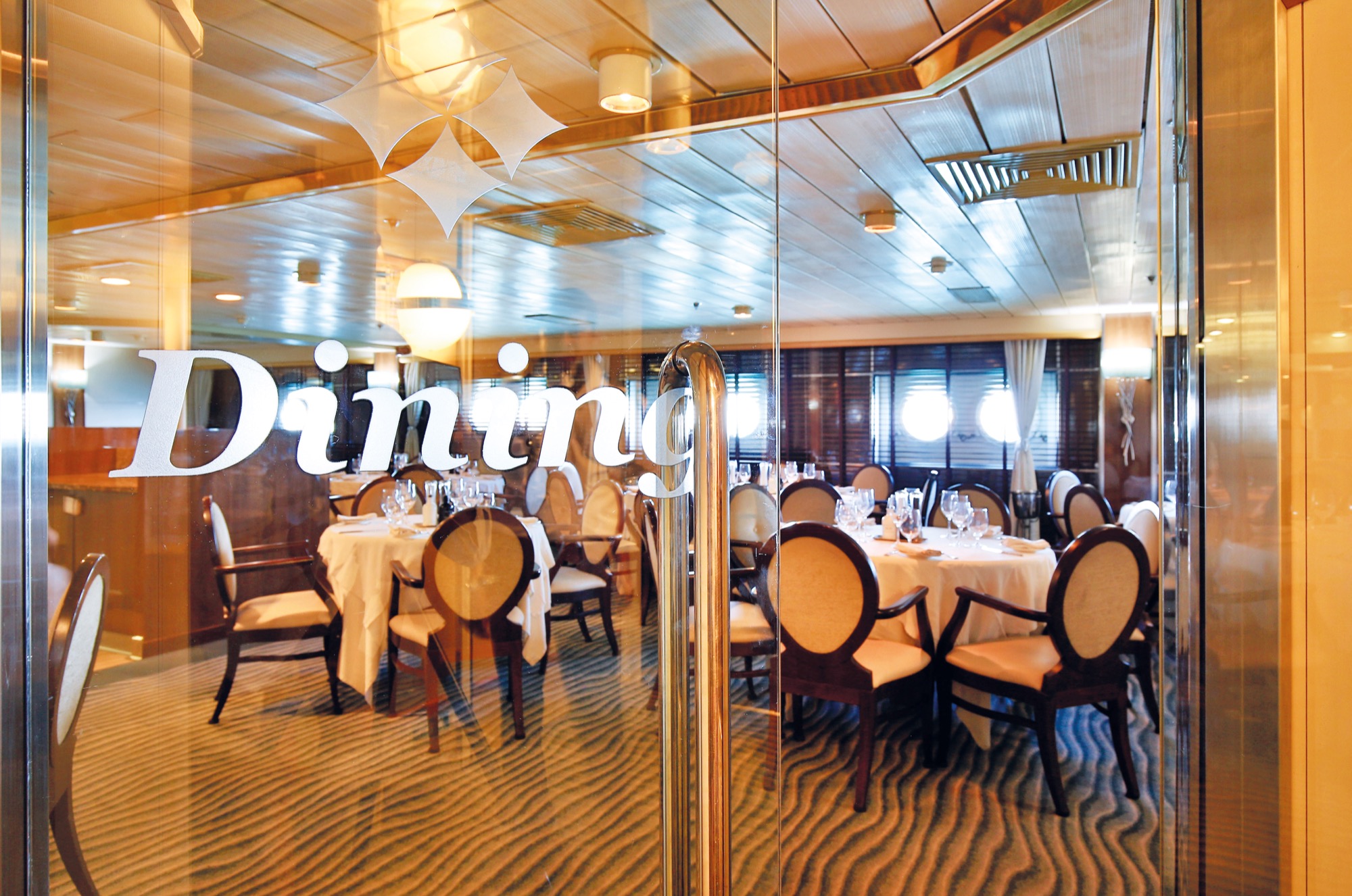 CroisiEurope La Belle des Oceans Restaurant 3.jpg